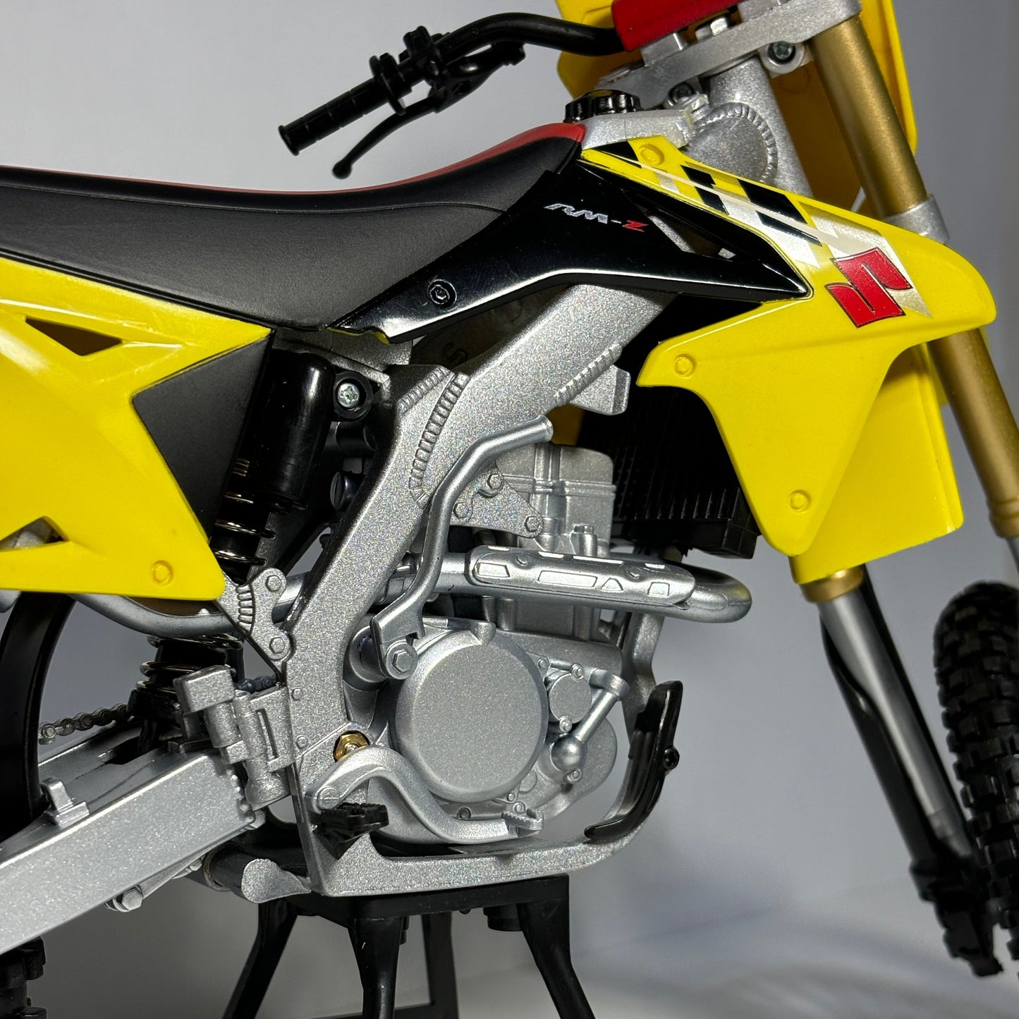 Suzuki RM 450 Cross 1:6 Ölçek Dev Model