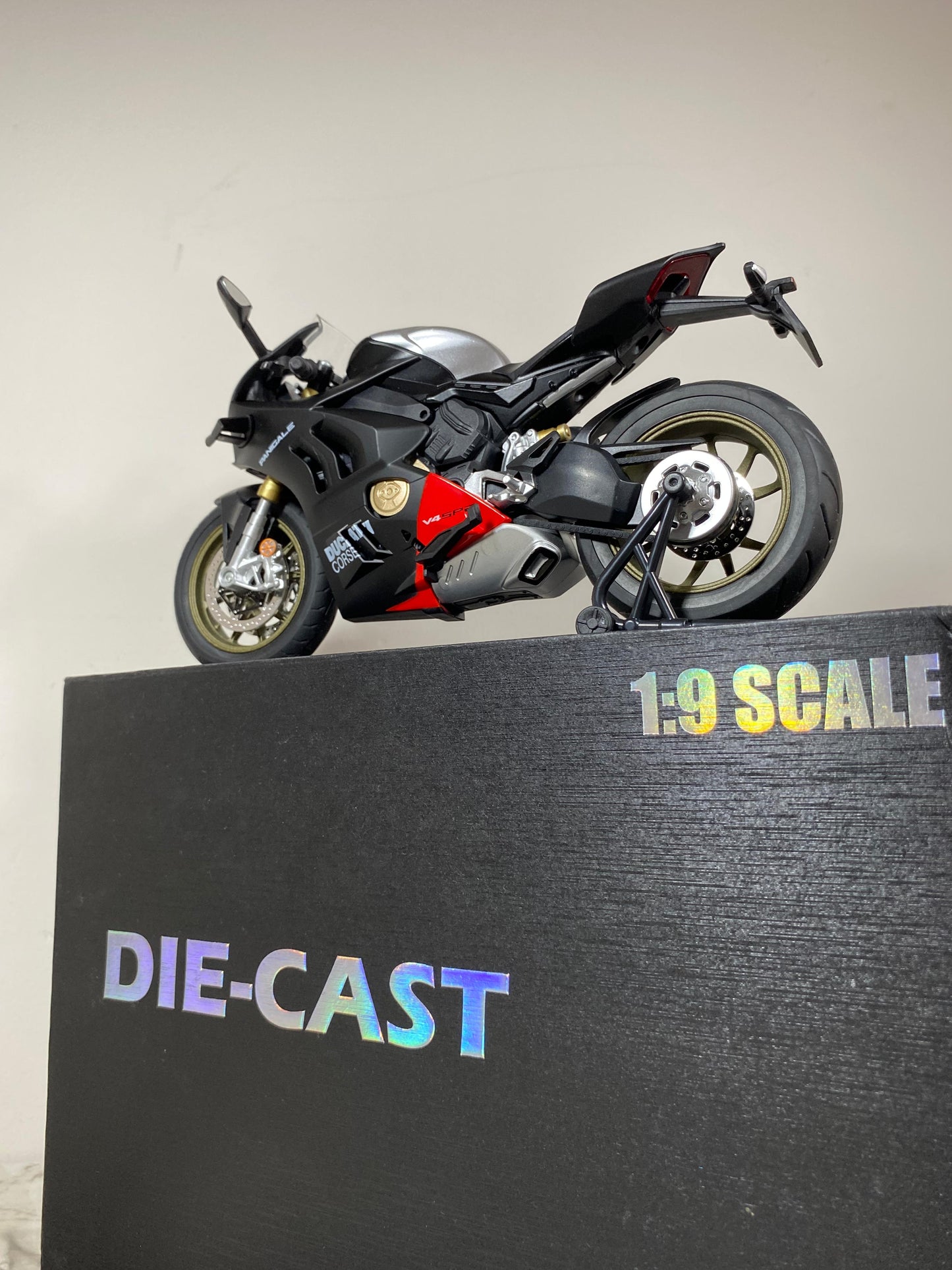 Ducati V4SP2 Premium Version 1/9 Dev Ölçek