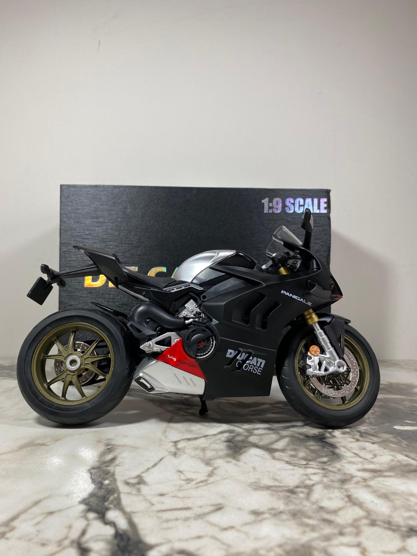 Ducati V4SP2 Premium Version 1/9 Dev Ölçek